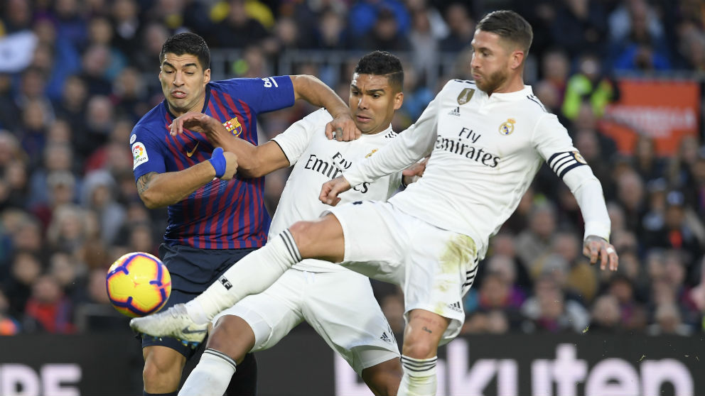 Casemiro, Sergio Ramos y Luis Suárez pelean por una pelota. (AFP)