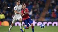 Marcos Llorente pelea un balón durante el Real Madrid-CSKA de Moscú (AFP)