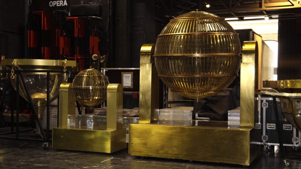 Los bombos de la Lotería de Navidad 2018 ya se encuentran instalados en el Teatro Real de Madrid. Foto: LAE