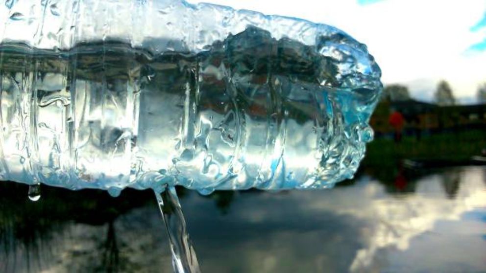Es seguro volver a llenar los botellines de plástico con agua del grifo?