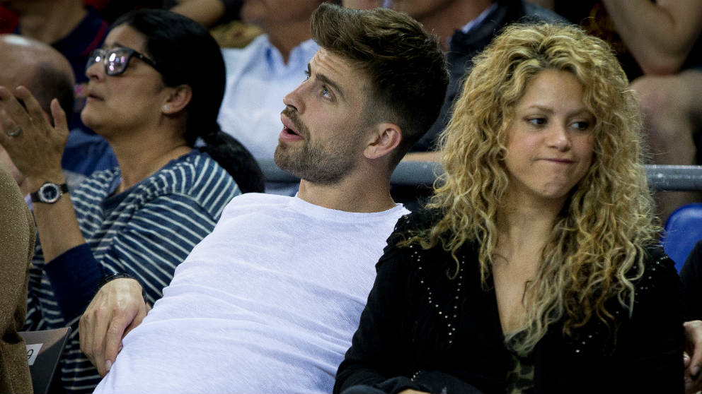 Piqué y Shakira, juntos en un partido de baloncesto. (Getty)