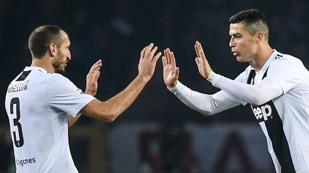 Cristiano Ronaldo celebra con Chiellini su gol al Torino. (AFP)