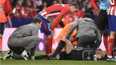 Griezmann se preocupa por Koscielny en el momento de la lesión. (AFP)