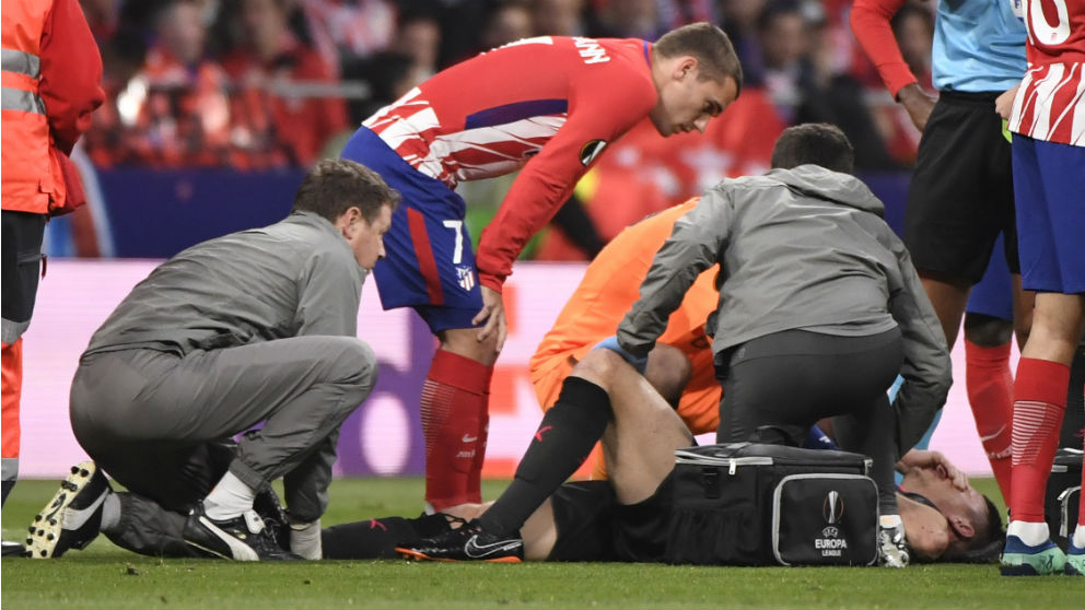 Griezmann se preocupa por Koscielny en el momento de la lesión. (AFP)
