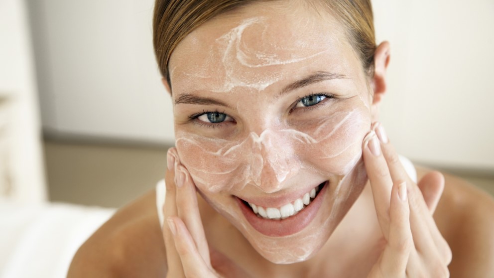 Cómo aplicar leche limpiadora de la cara o desmaquillante facial
