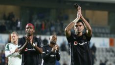 Pepe saluda a la afición del Besiktas. (Getty)