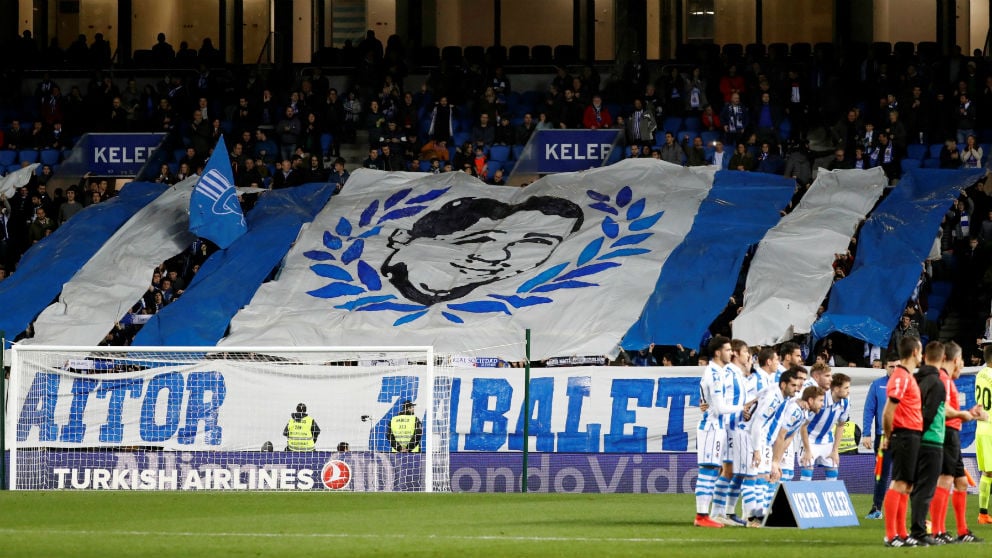 Tifo en recuerdo de Aitor Zabaleta. (EFE)