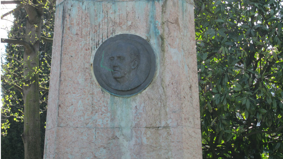 Medallón de Franco en la plaza de España de Oviedo. Foto: Europa Press
