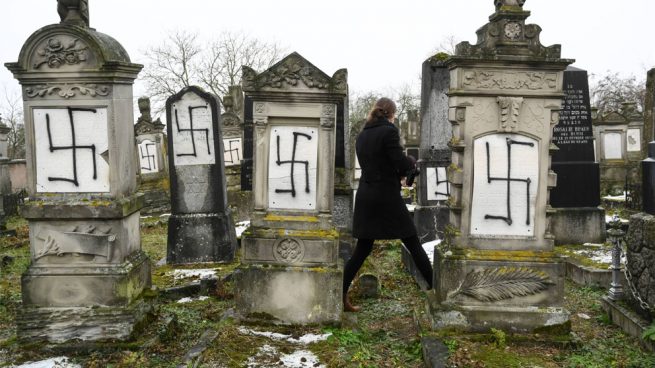 Aparecen decenas de tumbas de judíos con símbolos nazis en un cementerio de Estrasburgo