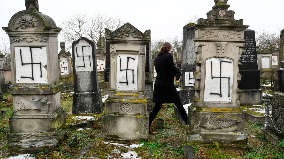 Tumbas de judíos con símbolos nazis cerca de Estrasburgo (Foto: AFP)
