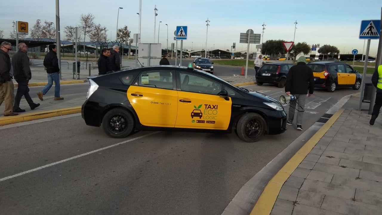 Un taxi bloquea una entrada al aeropuerto de Barcelona