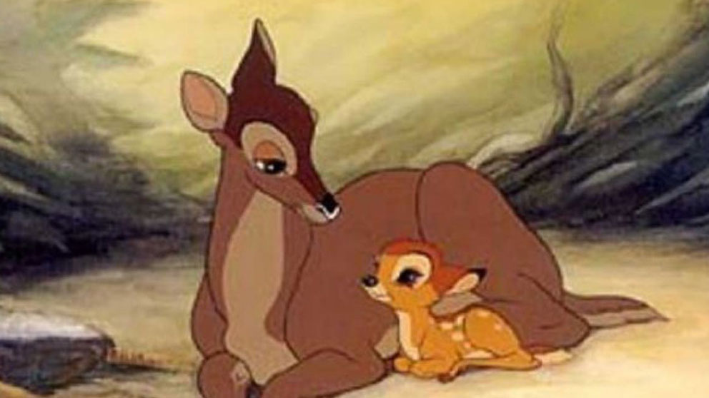 El pequeño cervatillo ‘Bambi’ acompañado de su madre en la película de Disney.