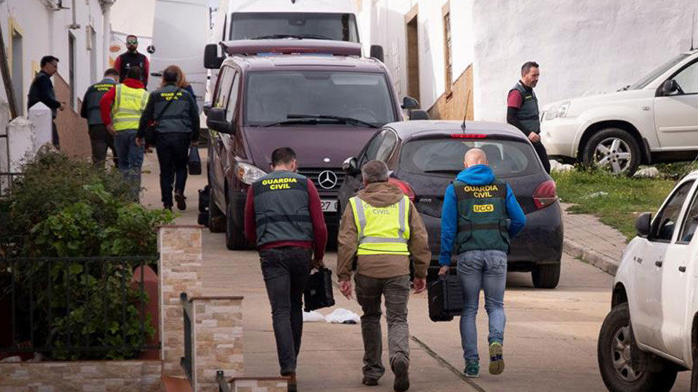 Efectivos de la UCO Guardia Civil se dirigen a una vivienda en la calle Córdoba de El Campillo (Huelva) para inspeccionarla, tras encontrar el lunes el cadáver de la joven zamorana Laura Luelmo. Foto: EFE