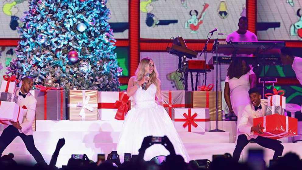 Mariah Carey durante un momento de su espectáculo navideño en el WiZink Center de Madrid. Foto: EFE