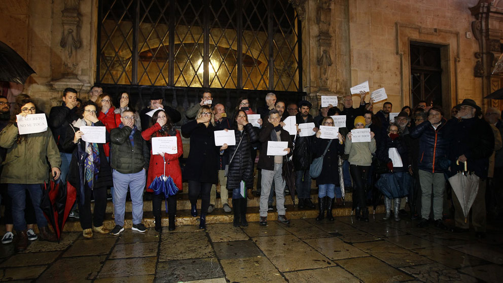 Un grupo de periodistas protesta por la incautación de móviles y material a profesionales de Europa Press y Diario de Mallorca. Foto: Europa Press