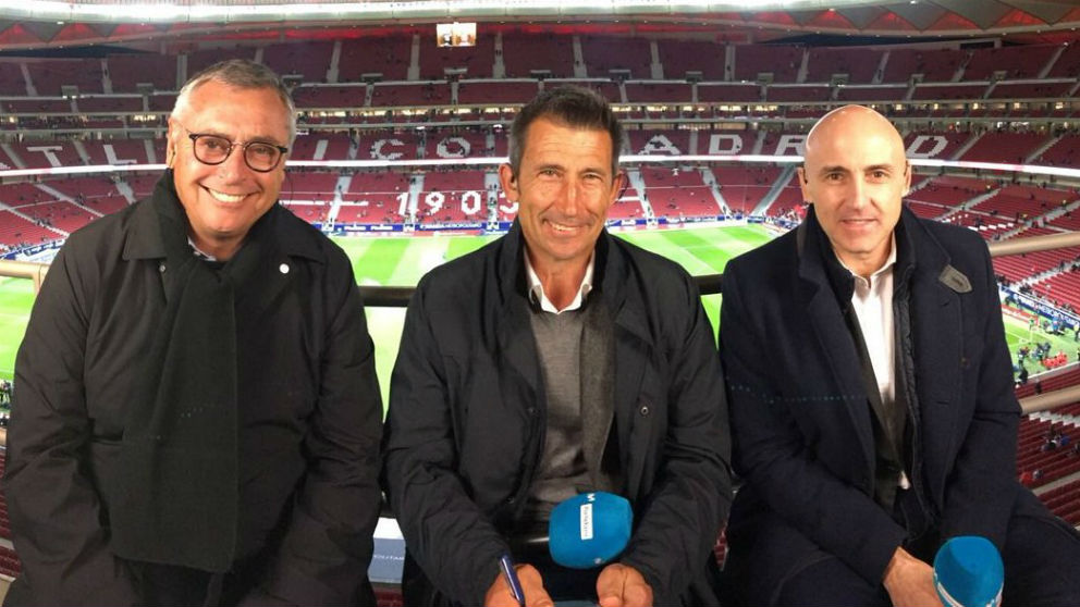 Michael Robinson, Carlos Martínez y Maldini durante la retransmisión de un partido del Atlético.