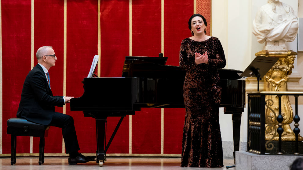 Momento de la interpretación de Lucía Castelló y Alejandro Zabala en la Real Academia de Bellas Artes de San Fernando (Madrid).