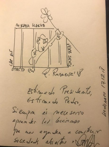 La dedicatoria de Raül Romeva en un libro que le ha hecho llegar a Pedro Sánchez vía Joan Tardà. Foto: Europa Press