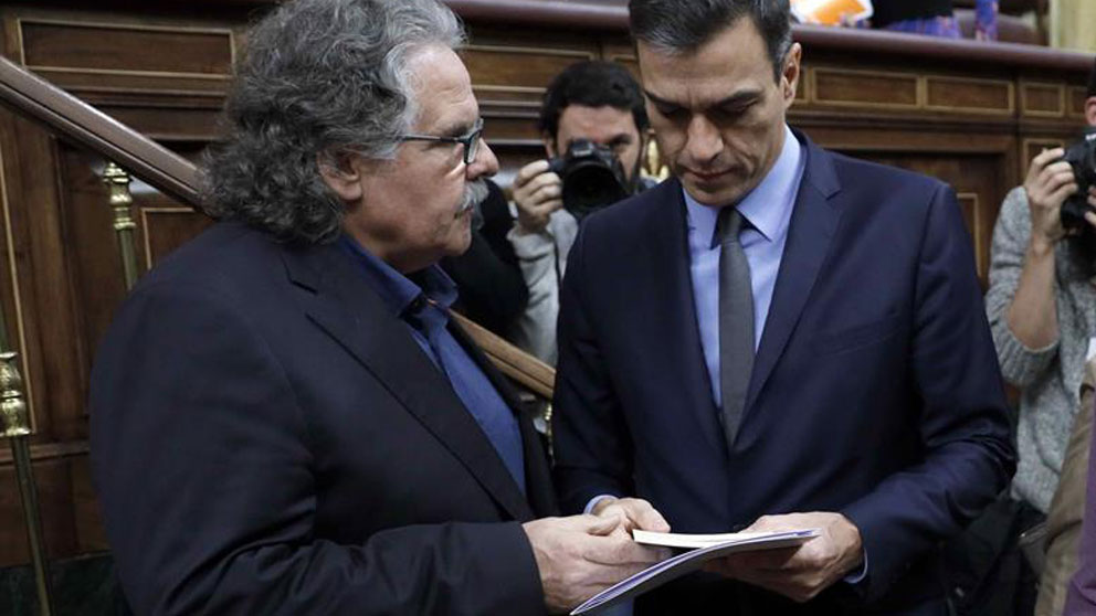 Pedro Sánchez conversa con Joan Tardà, en la pasada legislatura.