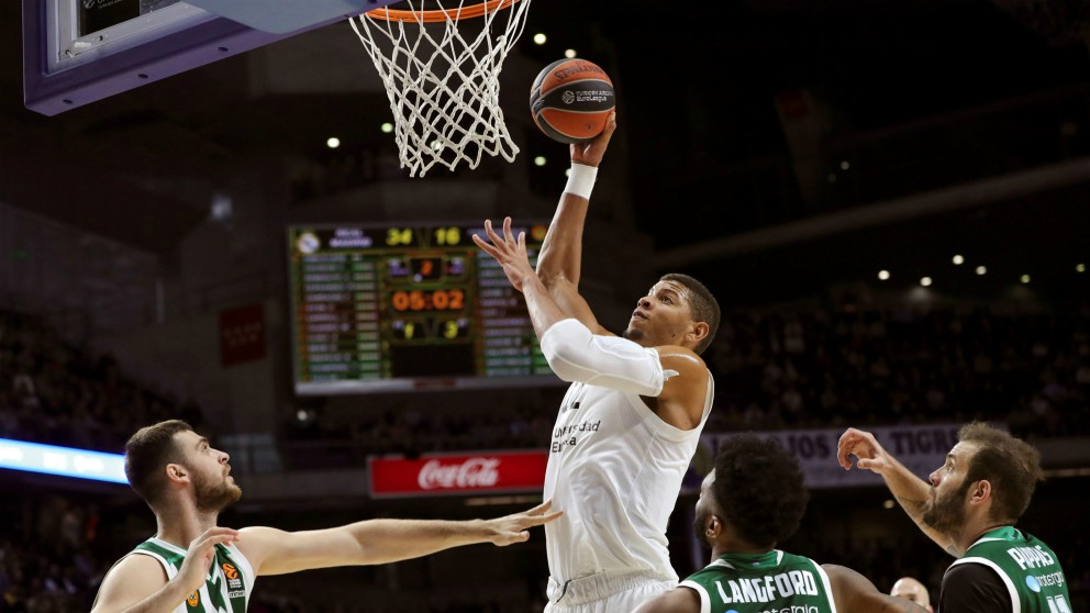 Tavares anota ante la mirada de los jugadores de Panathinaikos. (EFE)