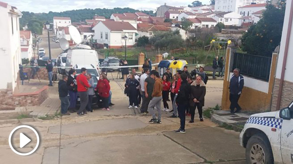 Vecinos de El Campillo tras romper el cordón policial en torno a la casa de Laura Luelmo. Foto: Europa Press