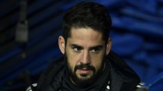 Isco, durante un partido del Real Madrid, en el banquillo (AFP).