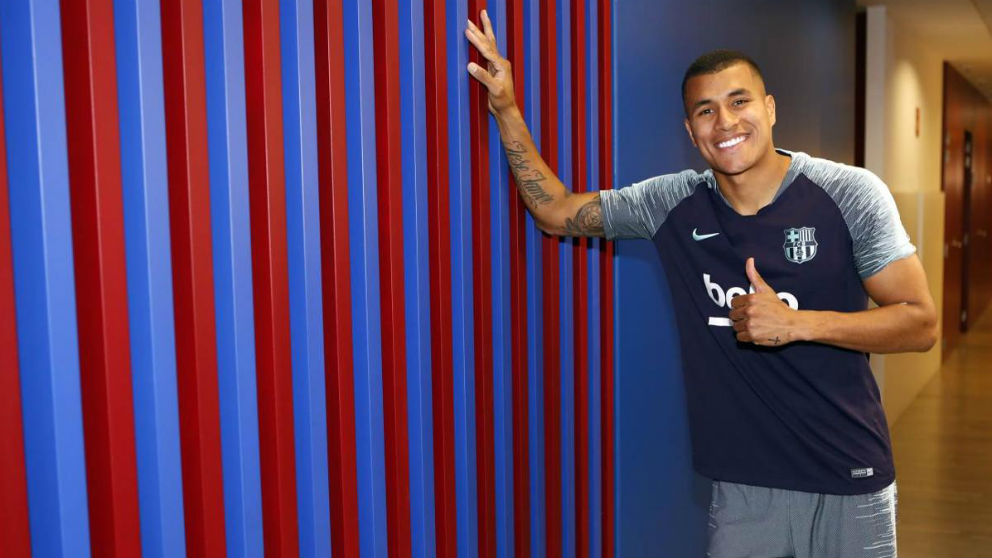 Jeison Murillo posa con la camiseta del Barcelona. (fcbarcelona.es)