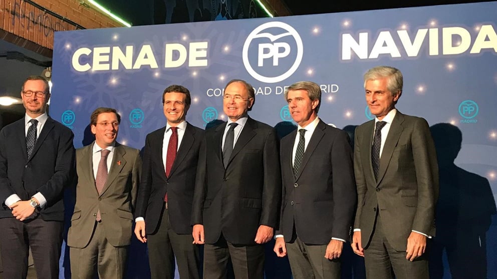 Pablo Casado acompañado de políticos del Partido Popular durante la cena de navidad del partido. Foto: Europa Press