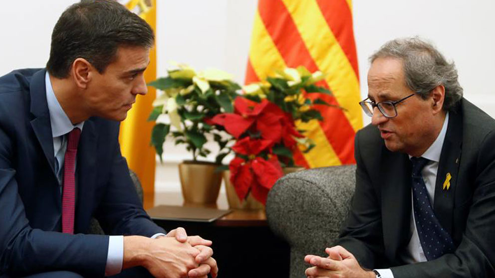 El presidente del Gobierno, Pedro Sánchez, y el presidente de la Generalitat, Quim Torra (d), durante la reunión que mantienen esta noche en el Palau de Pedralbes de Barcelona, con la asistencia de algunos ministros y consellers. Foto: EFE