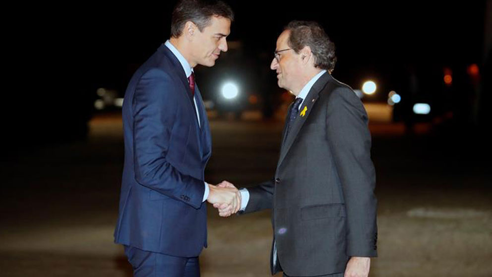 Pedro Sánchez saludando a Quim Torra en Pedralbes. (Foto: EFE)