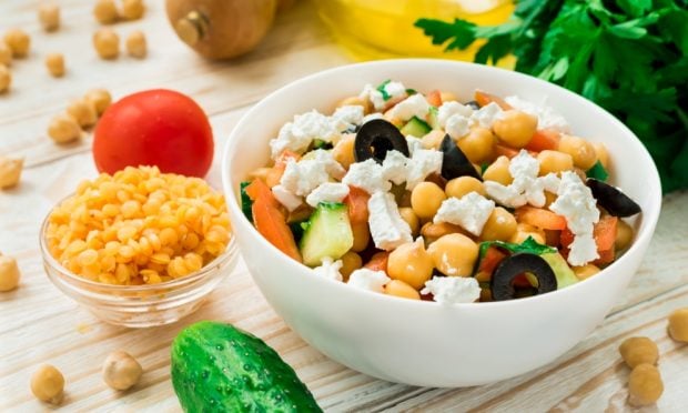 ensalada de garbanzos y queso feta