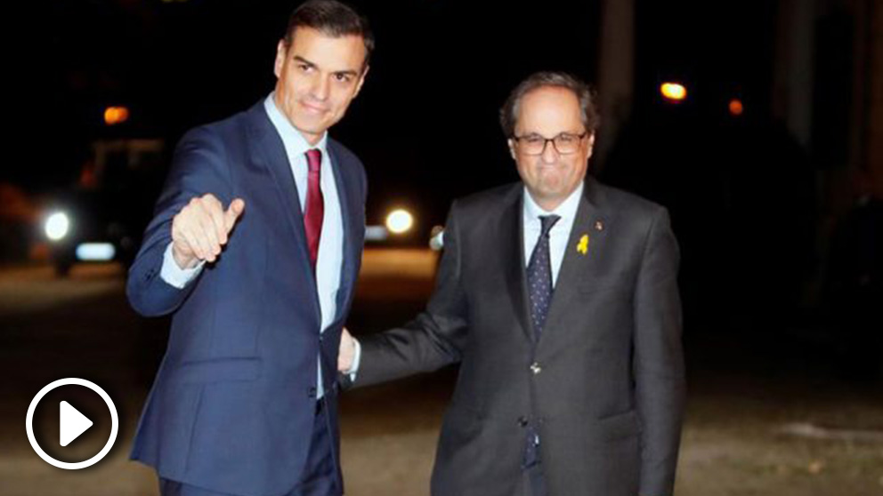 El presidente del Gobierno, Pedro Sánchez, saluda al presidente de la Generalitat, Quim Torra (d), a su llegada esta noche al Palau de Pedralbes de Barcelona, donde mantendrán una reunión de trabajo con la asistencia de algunos ministros y consellers. Foto: EFE