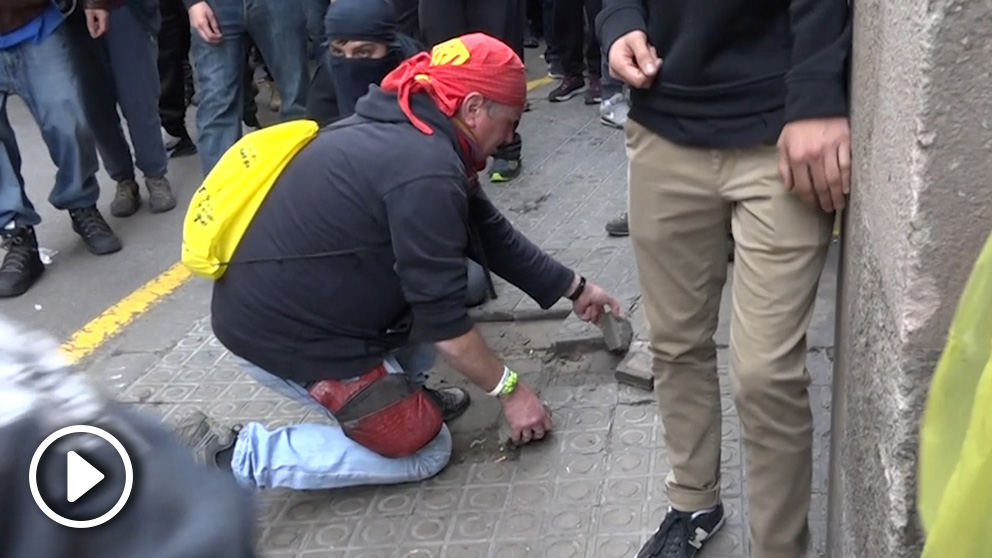 Los CDR arrancan adoquines de las calles para lanzárselos a la policía