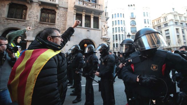 Concentración independentista en Barcelona, este viernes, por la presencia de Pedro Sánchez y sus ministros.