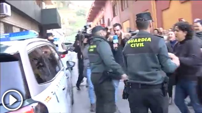 Decenas de personas aporrean el coche policial de Montoya a su salida de la comandancia
