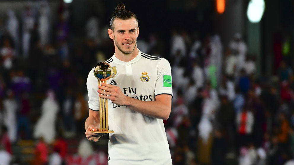 Gareth Bale posa con el Balón de Oro del Mundial de Clubes 2018. (AFP)