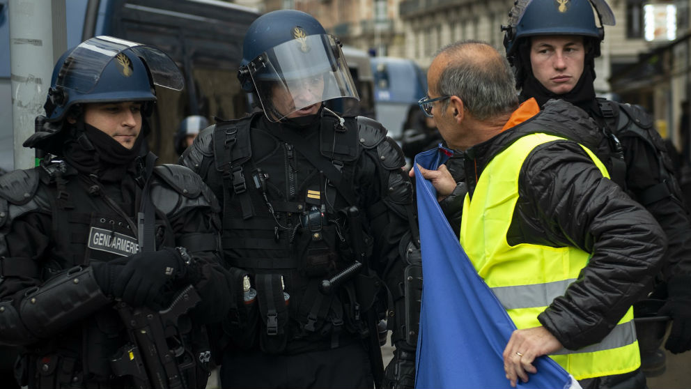 Un ‘chaleco amarillo’ habla con la policía francesa. Foto: Europa Press