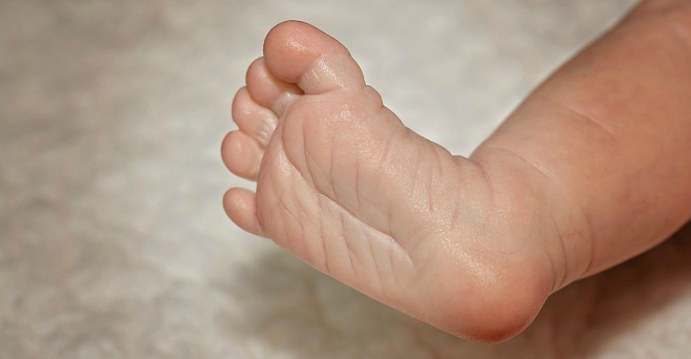 Bebé prematuro muere en los brazos de su padre mientras este duerme