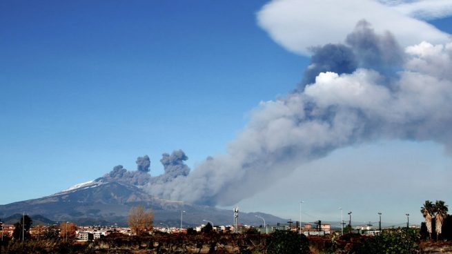 El Etna entra en erupción y fuerza el cierre del aeropuerto de Catania