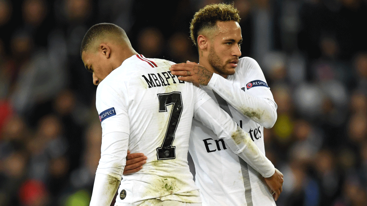 Neymar y Mbappé se saludan durante un partido del PSG.