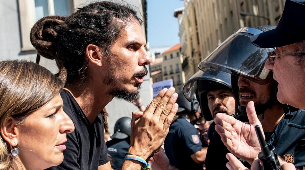 El canario Alberto Rodríguez conversando con la Policía. (Foto. Podemos)