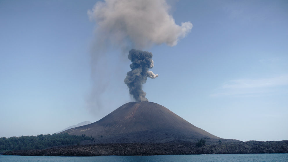 El volcán Krakatau en Indonesia. Foto: AFP