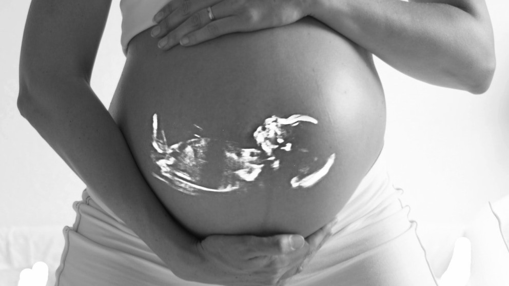 Nuevo estudio los bebés dan patadas en el vientre de su madre para explorar su cuerpo