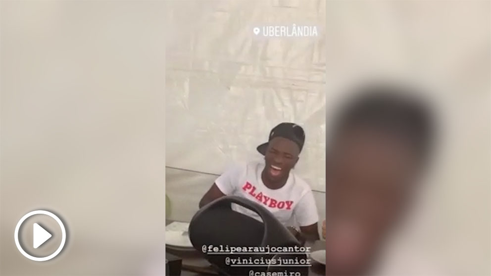 Vinicius, cantando de fiesta junto a Neymar.