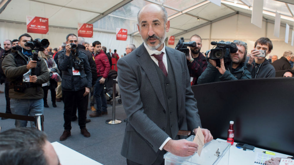 Aitor Elizegi, durante las votaciones. (EFE)