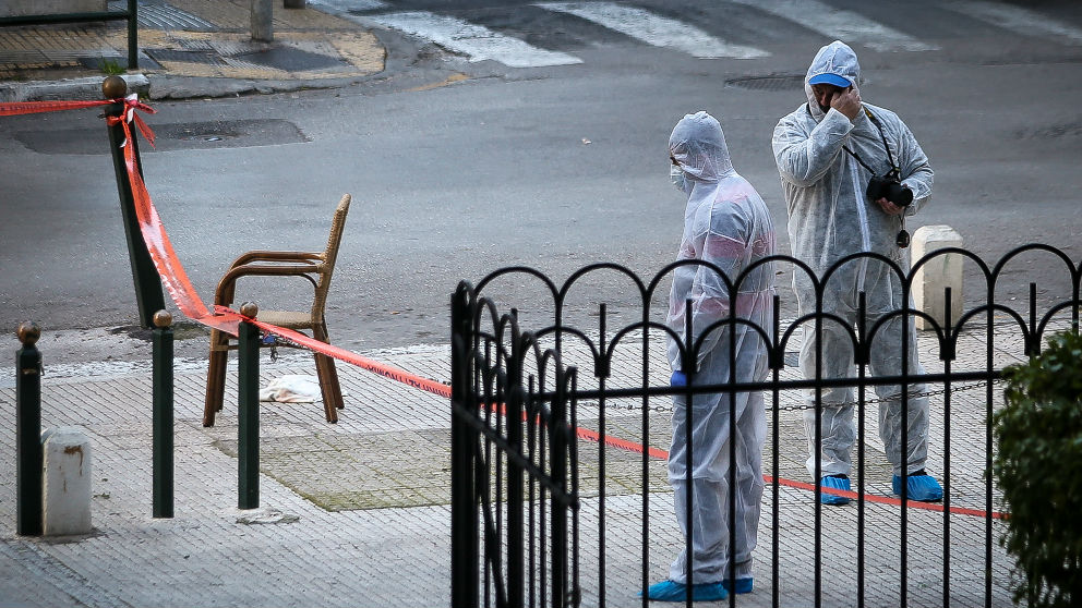 Operarios griegos inspeccionando el lugar donde se ha producido el incidente. Foto: AFP