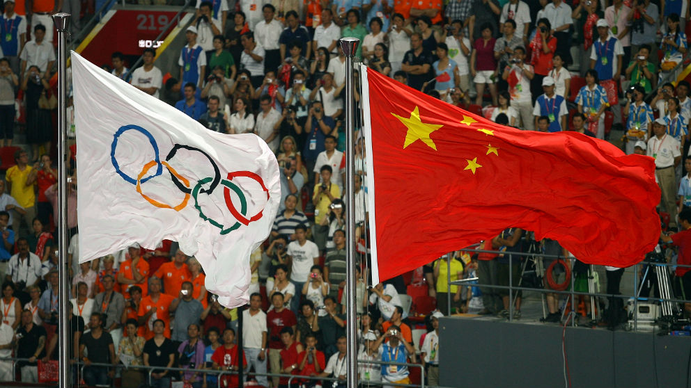La bandera olímpica y de China. (GettY)