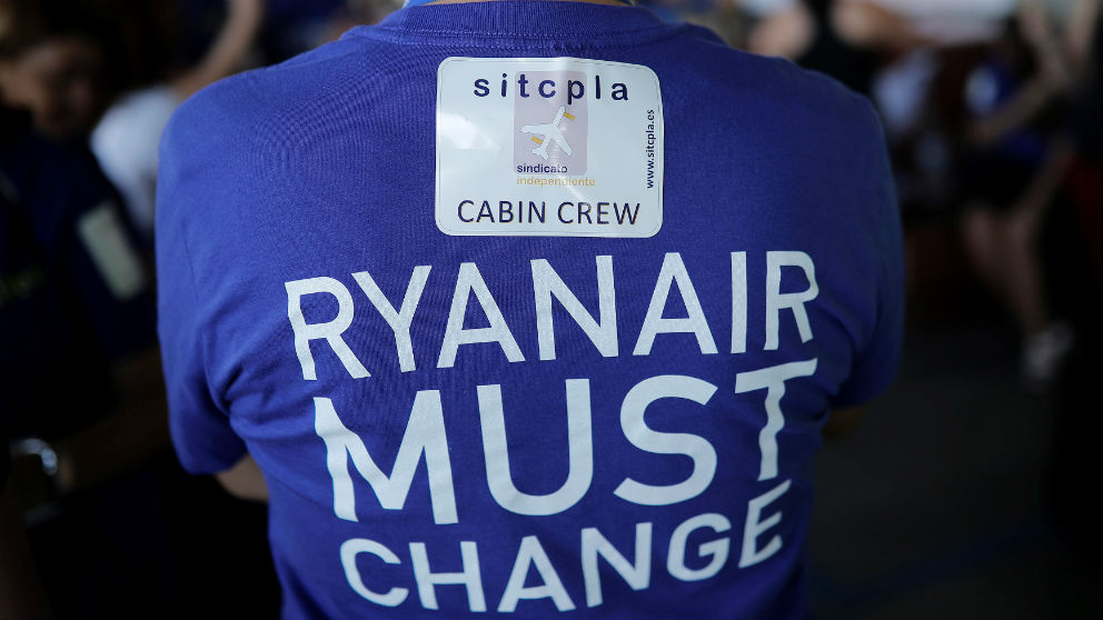 Tripulantes de Cabina de Pasajeros (TCP) de Ryanair durante una protesta en el aeropuerto Adolfo Suárez Madrid-Barajas (Foto: Getty)