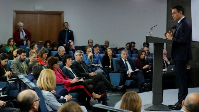 Pedro Sánchez, con sus asistentes en primera fila, en su comparecencia tras el último consejo de ministros de 2018.