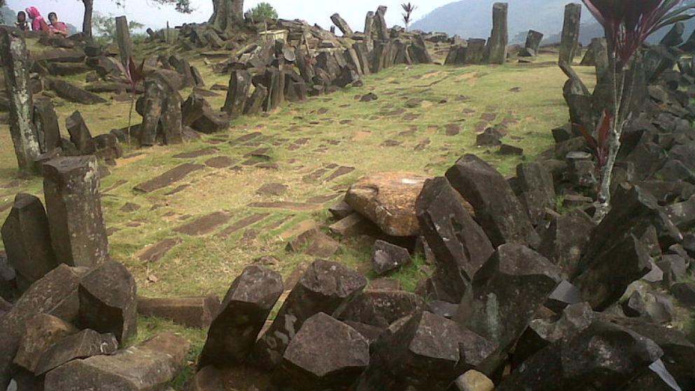 Una gran pirámide milenaria se esconde bajo una montaña de Indonesia